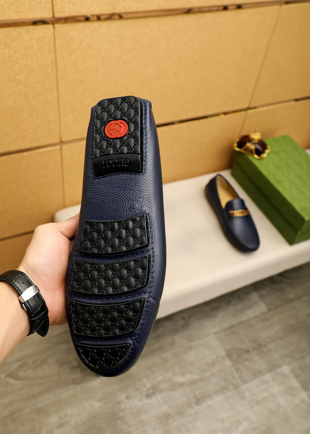 Men's shoes 💰420 💐 Product trademark: GUCCI "Gucci" Doudou shoes Regular size: 38-44 (45🉑️customized) Product materials: Selected imported first-layer pebbled cowhide leather upper + luxury hardware buckle, imported sheep 🐑 leather lining. Strong three-dimensional visual effect, original outsole color: 2 colors available